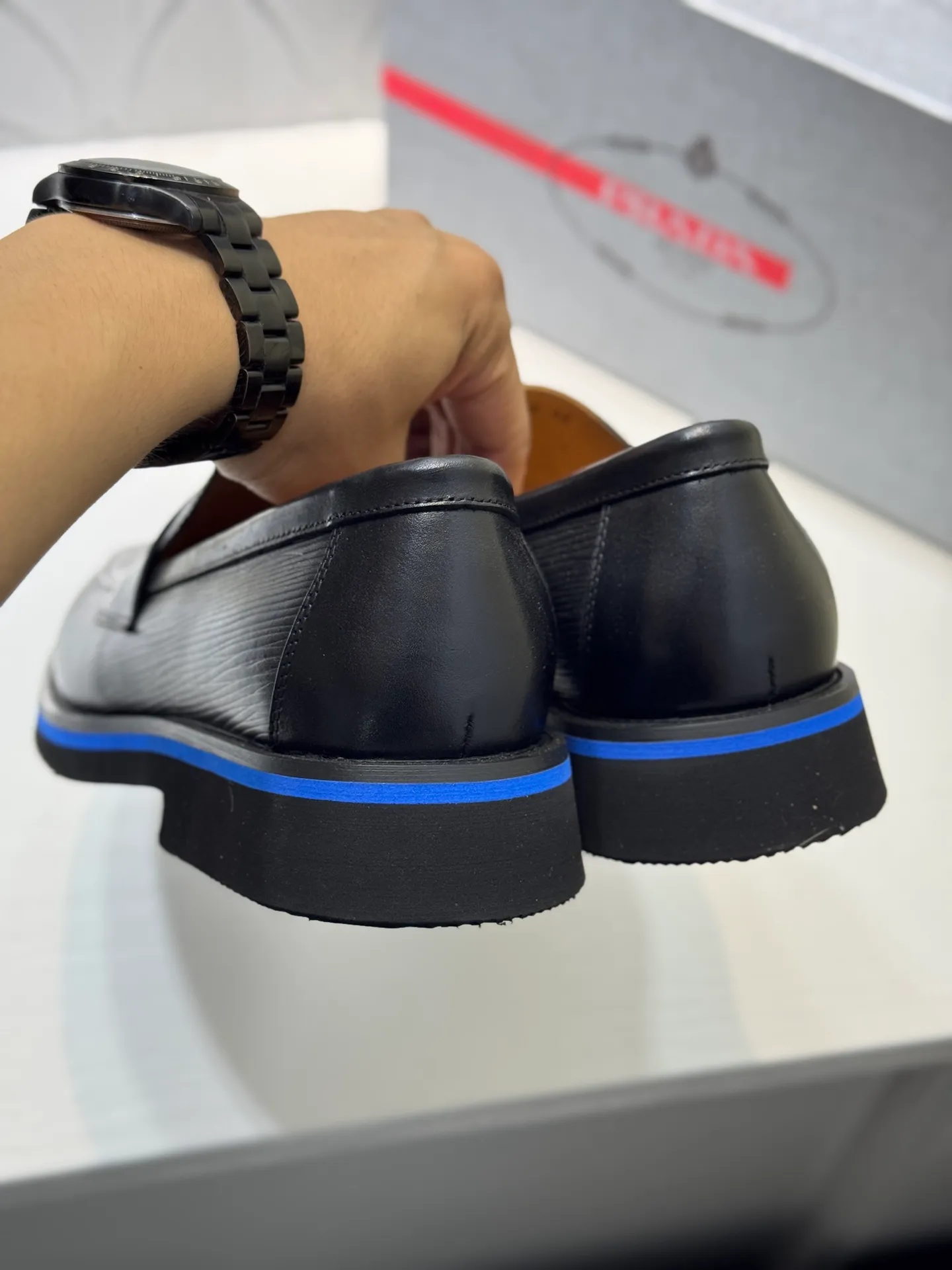 Men's shoes 💰520 💰PRADA*——◾ Prada~Thick-soled men's shoes, original single-level perfect boutique, brogue style men's formal casual leather shoes, luxurious materials, imported cowhide, with water-dyed cowhide lining, 4.5cm increased PU foam lightweight outsole, perfectly restore the original classic, purchase the original 1:1 accurate replica, welcome all comparisons 🆚, the design is full of modernity, versatile and fashionable urban men! Size: 39-44 (38.45.46.47. Customized)